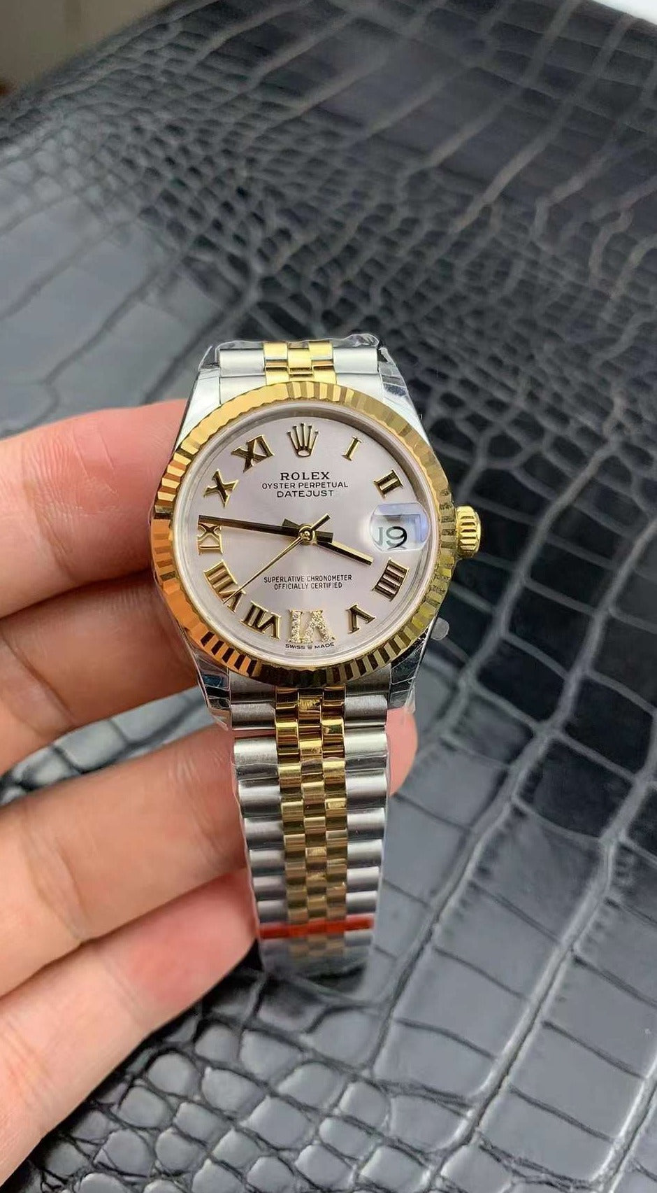 rolex datejust 31 gold bezel