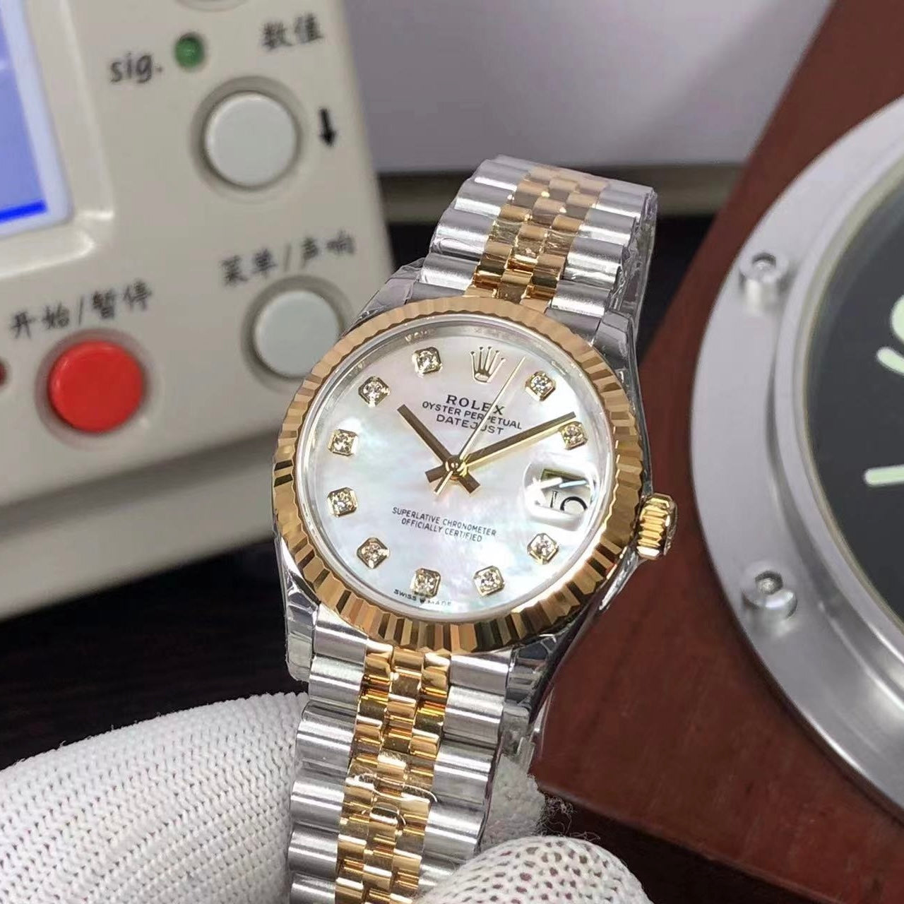 rolex datejust 31 gold bezel